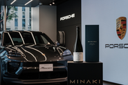 ポルシェやロールスロイス、アストン・マーティンなど多くのラグジュアリーブランドとコラボレーションを実施。