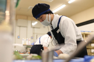 入社直後は、お客様に調理を頼まれた際「（技術が）まだまだだね」と激励を頂くこともありました。１年後同じお客様から「上手になった」と褒めて頂くと同時に、自分の名前も覚えていただけたんです。この時、本当に努力して良かった！と思い、もっとお客様に喜んでもらいたい！と水産部門を極めようと決めました。マルイは、常連さんが多く、お客様は社員の技術や商品の知識をよく見ていらっしゃいます。そんな目の肥えたお客様により喜んで頂くため、技術や知識を高めていこうと日々努力しています。