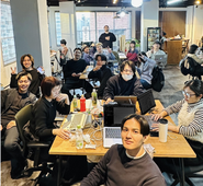 オフィスはアドレスフリーで部署の垣根なく意見交換が行われています！