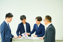 知恵を出し合い海外市場を開拓。言語を活かせる海外営業職を募集！