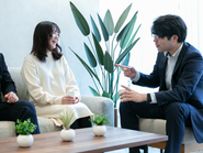 ほっと。ひと休み。休憩スペースでは社員の何気ない会話が飛びかいます。事業部会や懇親会などでエンジニア同士が気軽に情報交換や談笑出来る環境を整えています。