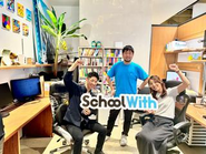 真ん中が代表の太田。スタッフとの距離も近く、相談やアドバイスも直接くれます。