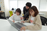 チームで考え、学び合う文化が根づいています。