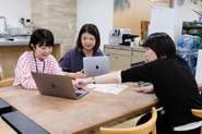社内はフリーアドレスになっており、執務室やラウンジルームなど、働く場所も選択いただけます。