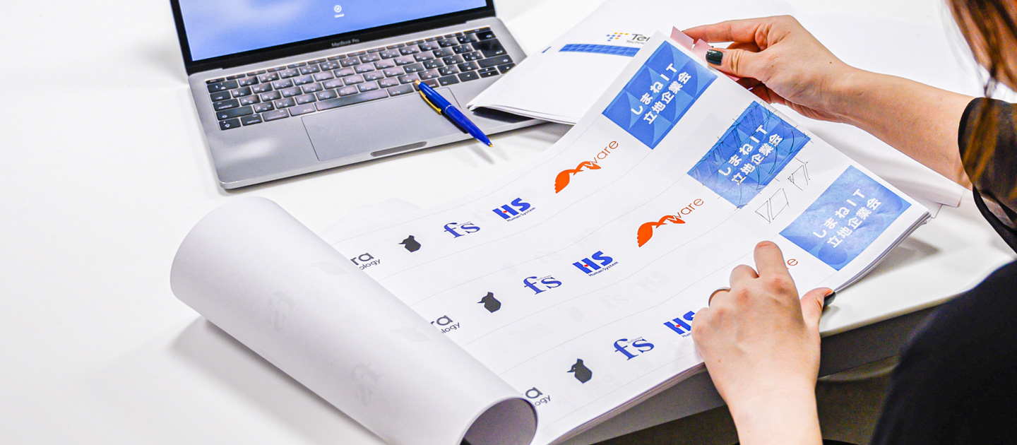 新卒デザイナーが奮闘！松江シティFCサポーター企業の看板デザインに密着しました