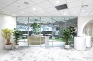 東京本社は銀座「歌舞伎座タワー」17階に位置し、2024年6月に移転した新設オフィスです。社員同士が気軽に交流できるコラボスペースや、社内Barを完備。また、集中ルームを設けるなど、オンとオフのメリハリをつけた働き方ができます。