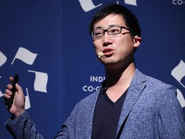 ピッチで登壇する代表の小原