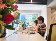 リモート、出社を組み合わせた自由な働き方ができます。