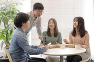 休憩スペース。出社時はここでランチをする人も。ブラインドを開けると目の前が芝公園で、窓からは東京タワーも大きく見えます。