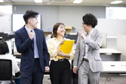 ダイキチの特徴のひとつとして、上司・部下間の会話で大きな隔たりがないことが挙げられます。どんな些細な意見でも吸い上げる、ボトムアップ式の社風だからこそ、いつもたくさんのアイデアが飛び交います。「発言がしづらい…」と悩む人はいません！