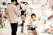ショッピングモールで初めておつかいに挑戦する子どもたちを地域の大人や学生たちみんなで見守るイベント「おつかいチャレンジ」