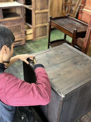 古い家具を修理
