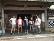 2015年に訪れた、伊豆の温泉宿の前でのワンショットです。ゆっくりと温泉に入って、日頃の疲れを癒しつつ、静かな場所で集中して開発を進めることができました。