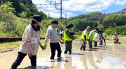 みんなで田植え体験