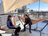 オフィスの屋上でミーティングを行うことも。クリエイティブな発想を生み出す環境を整えています。