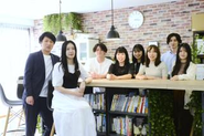 男女比は5：5。平均年齢は28歳で若手が活躍しています！