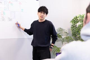 代表の深野。CEO兼データサイエンティスト。パタンナー創業前はAI系ベンチャー企業の執行役員を務めその後独立しました。