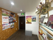 エントランス壁のポスターは、アズディップの年賀状のデザインポスター。賑やかなお出迎えスペースです。