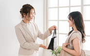 ほとんどの方が業界未経験です。「お客様に笑顔を届けたい」「ジュエリーが好き」という方は、ぜひご応募ください。