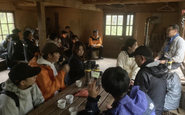 実際に開拓期に使われていた小屋の中で、森づくりについてディスカッション。過去と未来が結びつく瞬間だ