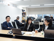 取締役と新入社員2名の休憩中の様子。