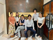 玄関で集合写真