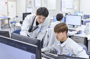 設計や施工計画の確認、工程管理などはオフィスで行われます。現場と連携しながら進めることで、スムーズな工事進行と高い品質の両立を実現しています。
