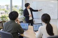 学習・研修イメージ。入社後約2ヶ月のインフラ研修やSEカレッジを活用し、体系的な知識を学びます。（写真はイメージです）