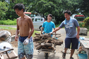 今回の取組みのベースとなるプロジェクト『島キャン』の一コマ。島のために汗を流す学生たちの姿。