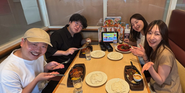 HARE JAPANメンバーは、本当に仲良し！お昼時間を合わせて、気分をリフレッシュするメンバーが多くいます◎弊社では、自炊のお弁当勢・オフィス近くのカフェ開拓勢・ラーメン勢など、さまざまなメンバーがいます！（笑）