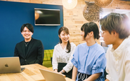 仕事の合間の談笑シーン。リフレッシュも大切にしています！