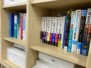 開発に必要な書籍の購入はすべて会社負担。必要だと思った書籍を自分で選んで会社が購入します。