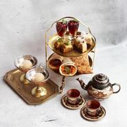 店舗で扱うデザートも自社工場開発、丁寧に手作りしています。直輸入のフルーツ・花蜜を使用した砂糖不使用のジェラート、焼き菓子も人気。