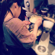 新卒でも経験豊富な先輩のもとで頑張るパティシエ