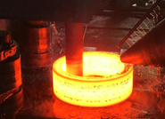 実際に鍛造を行っている時の様子です。熱して真っ赤になった鉄の塊をフォークリフトや専用の機械を使って、様々な形に変えていきます。