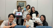 取締役のお誕生日をお祝い！毎月メンバーの誕生日をお祝いしています。