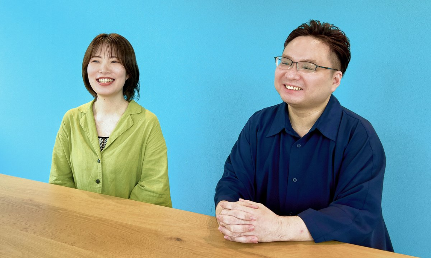 pecoとcosmoが笑顔で話している写真