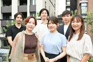 チームで人と一緒に働きたい！という想いでスタートした会社のため、孤立しがちな客先常駐はなし。自社内開発＆チーム推進がモットー。