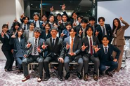 次の100年を作る挑戦をしているメンバーです。現在、2027年度64名を目指し、採用と育成に力を入れています。※2026年4月1日内定式・総会での集合写真