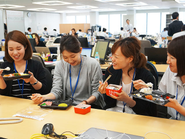 仲良くお弁当ＴＩＭＥ。日替わりでお弁当屋さんが来るなど、ランチタイムも楽しめます。