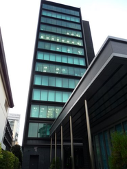 六本木通りに建つ綺麗なビルにオフィスはあります。