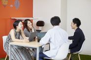多様な職種のメンバーとフラットな社風