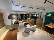 東京オフィスのおしゃれなラウンジスペースで、打ち合わせや商談をおこなう事も。その日の気分に合わせた音楽も流れています♪