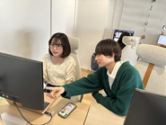 学生インターン同士、社員とインターンなどそれぞれコミュニケーションを取りながら業務を進めてもらいます。