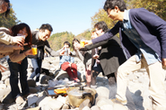 社員・インターン有志で仙台の秋保で芋煮会（2013年）