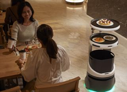 スタイリッシュで小回りが利く配膳・運搬ロボット「Servi（サービィ）」