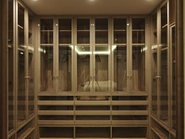 軽井沢の別荘の圧倒的なクオリティのウォークインクローゼット。この木製の框扉はArnoでしかできない構造