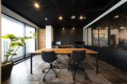 フリーアドレスの落ち着いた空間で仕事ができます