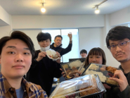 出社メンバーはみんなで同じ釜の飯を食べます