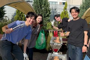 BBQ大会の1コマ★市場で食材の仕入れから行うなど、イベントも全力で楽しみます！